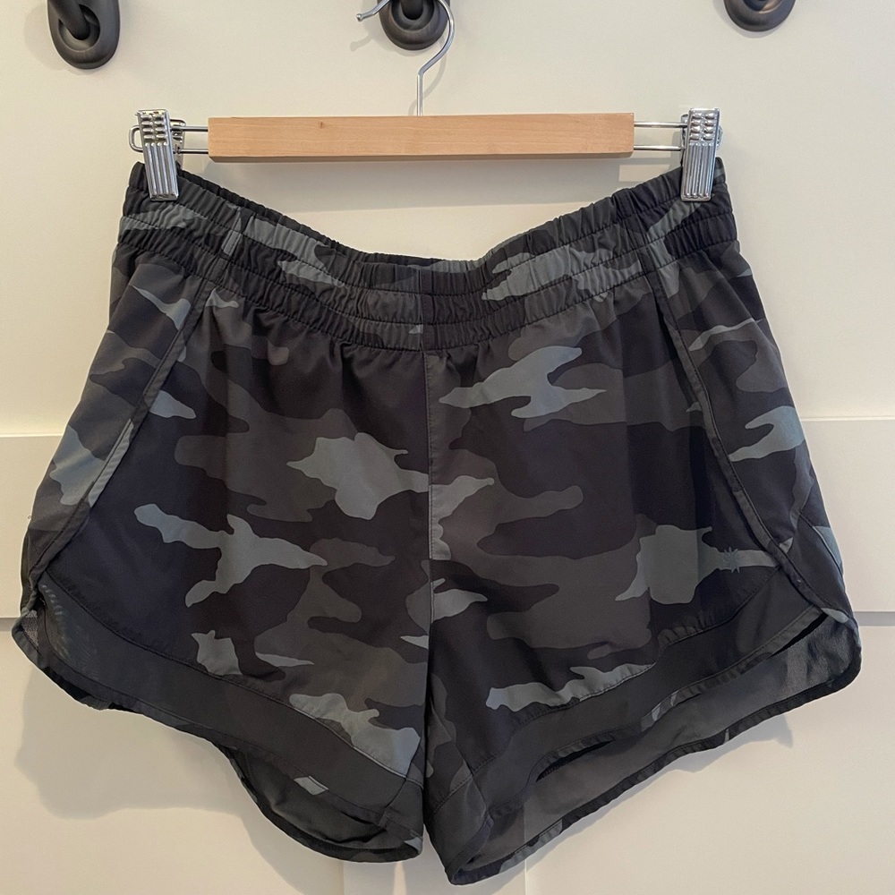 Athleta Mesh Racer Run Short 4” Olive Camo Medium
